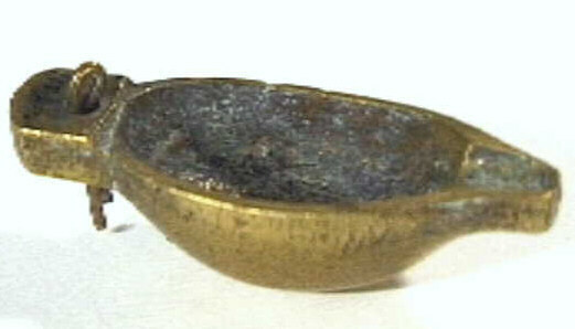 Metalen (brons?) kaarsendover(?) zonder handgreep.