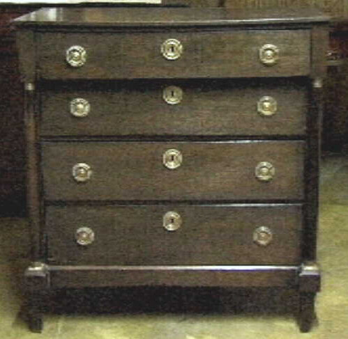 ladenkast op pootjes met vier laden en een opengewerkte opzetrand.