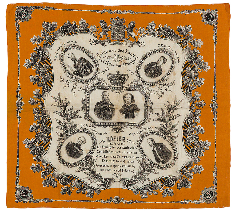 Doek, in de kleuren oranje/zwart/wit, met centraal busteprotretten van Koning Willem III en Koningin Sophie.  Op de vier hoeken ovale medaillons met portretten  van zonen en broers van Willem III.