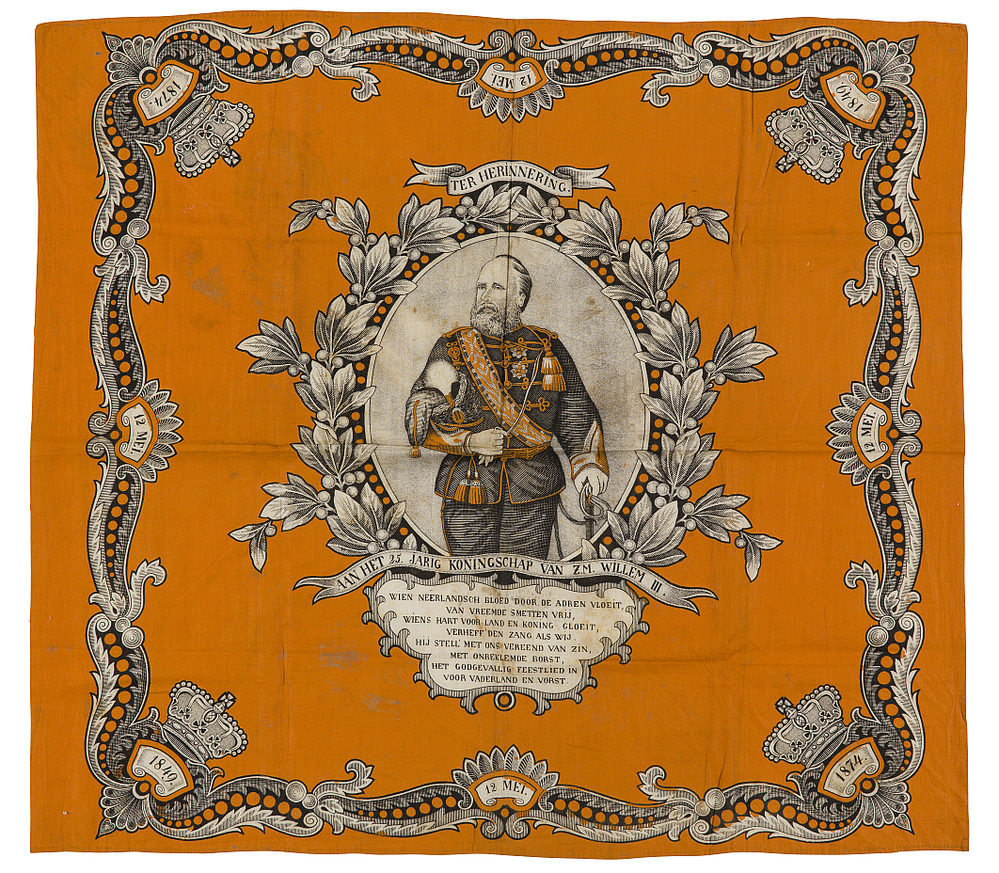Doek, oranje/zwart/wit, met centraal in een ovaal een portret, heupstuk, van Willem III.