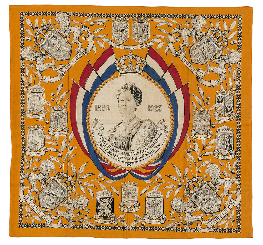 Doek, oranje/zwart/wit/rood/blauw. Centraal in ovaal busteportret van koningin Wilhelmina.