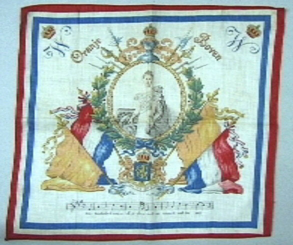 Doek met centraal een ovaal met heupportret van de jonge koningin Wilhelmina.