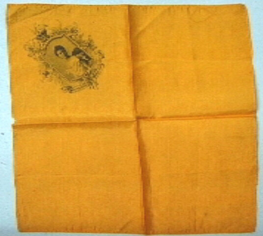 Oranje zijden doekje, met in een hoek in zwart een busteportret van de jonge vorstin.