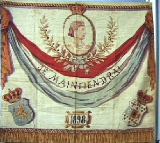 Doek, met middenboven een (vrij grof uitgevoerd) busteportret naar rechts in ovaal van de jonge Wilhelmina.