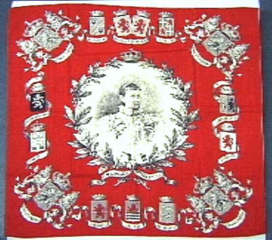 Doek, rood met opdruk in zwart/wit,  met centraal een busteportret van de jonge Koningin Wilhelmina.