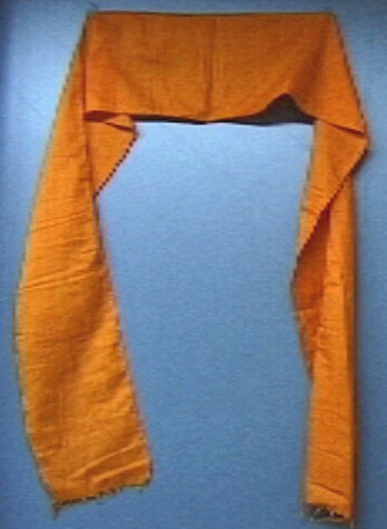 Oranje sjerp met franje aan de uiteinden.