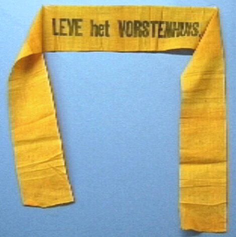 Oranje lint met zwarte opdruk : "LEVE het VORSTENHUIS"