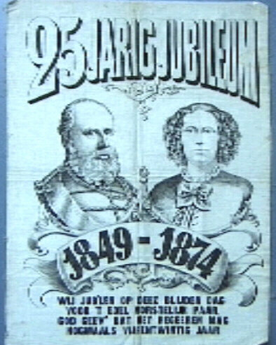 Doek, wit, met opdruk in zwart. Centraal busteportretten van Koning Willem III en Koningin Sophie.