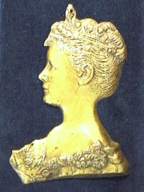 Plaquette, busteportet naar links van Wilhelmina als jonge vrouw, het haar opgestoken,  met kroon of diadeem.