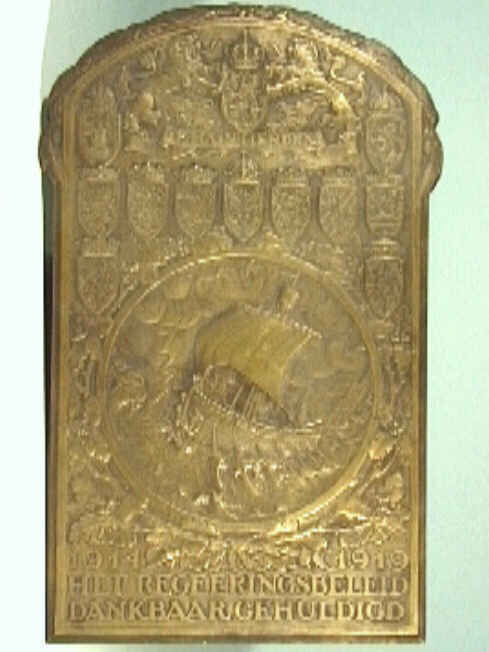 Plaquette met centraal in een cirkel een schip met zeilen en roeiriemen op een woeste zee.