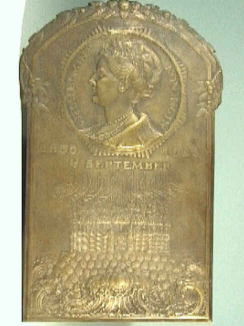 Plaquette met midden boven een busteportret van Wilhelmina naar links in een cirkel.