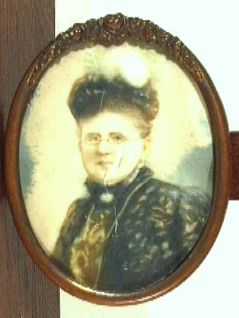 Miniatuur busteportret in ovaal van Emma achter glas in een goudkleurig lijstje