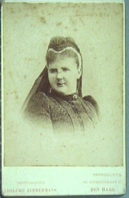 foto van Koningin Emma in rouwkleding na het overlijden van haar man koning Willem III