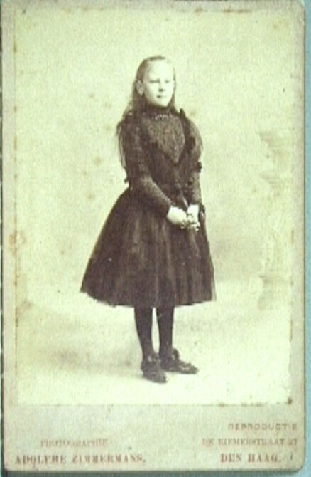 foto van Koningin Wilhelmina in rouwkleding na het overlijden van haar vader koning Willem III