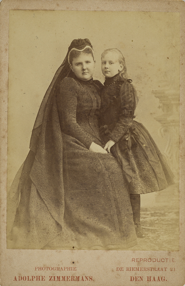 foto van Emma en Wilhelmina in rouwkleding na het overlijden van koning Willem III