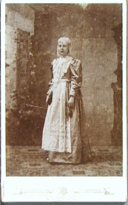 foto van De jonge koningin Wilhelmina in Fries kostuum, 1892, staand.