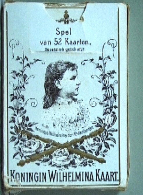 Koningin Wilhelmina Kaartspel, met op het doosje een portret van de jonge koningin met hangend haar.