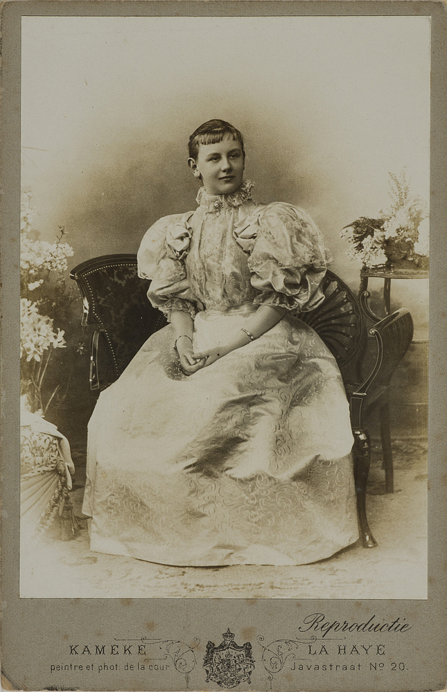 Koningin Wilhelmina met opgestoken haar, februari 1896.