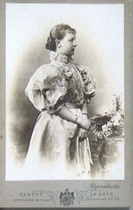 Koningin Wilhelmina met opgestoken haar, februari 1896.