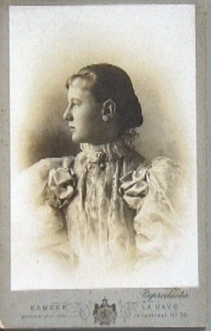Koningin Wilhelmina met opgestoken haar, februari 1896.