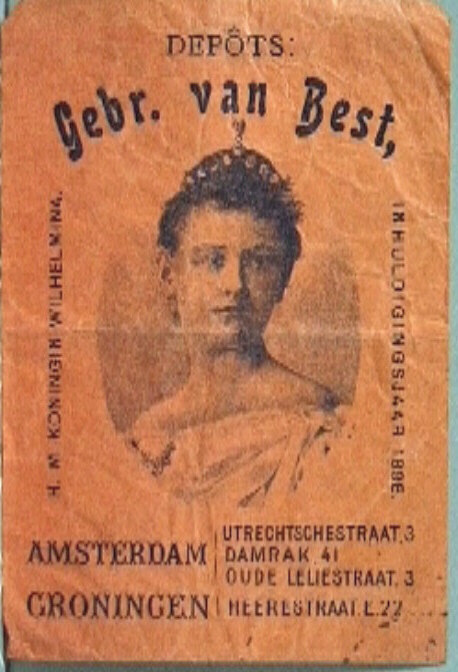 Oranje verpakkingszakje met opdruk portret koningin Wilhelmina, ter gelegenheid van de inhuldiging in 1898. Gebroeders van Best.