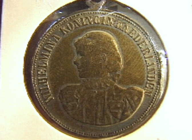 Penning geslagen ter ere van de inhuldiging van koningin Wilhelmina in 1898. Met portret naar links.