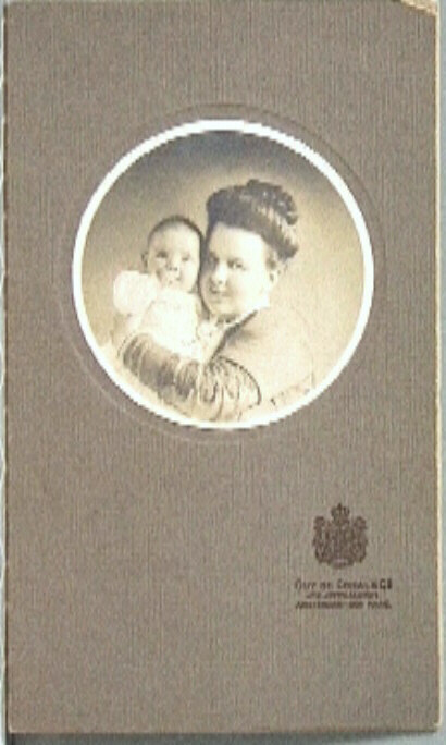 Foto van Koningin Wilhelmina met prinses Juliana op de arm, 1909