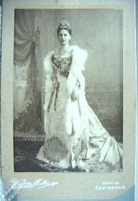 Foto van Statieportret van koningin Wilhelmina, 1903