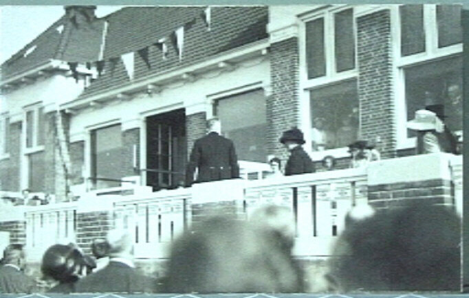 De Koningin, Prins en Juliana op het clubhuis.