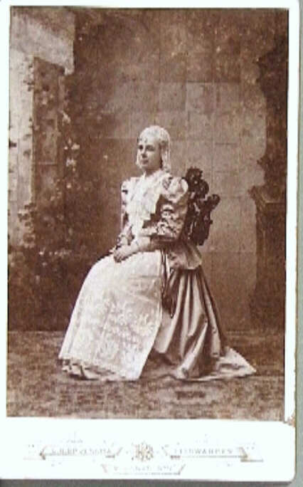 De jonge koningin Wilhelmina in Fries kostuum, 1892, zittend.