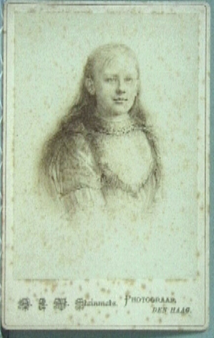 Foto van Wilhelmina met hangend haar, busteportret, naar een tekening.
