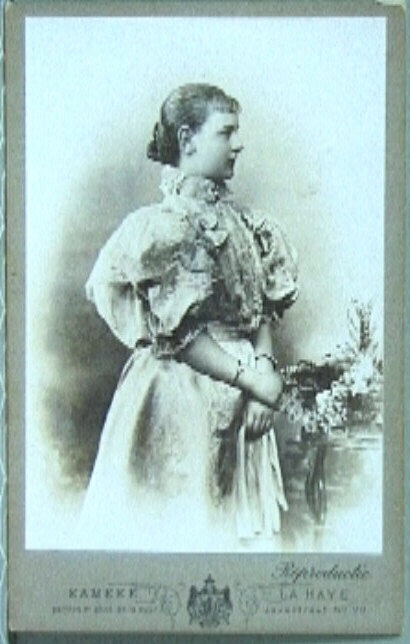 Koningin Wilhelmina met opgestoken haar, februari 1896.  Heupportret.