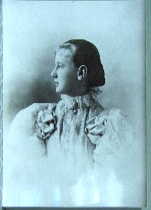 Koningin Wilhelmina met opgestoken haar.