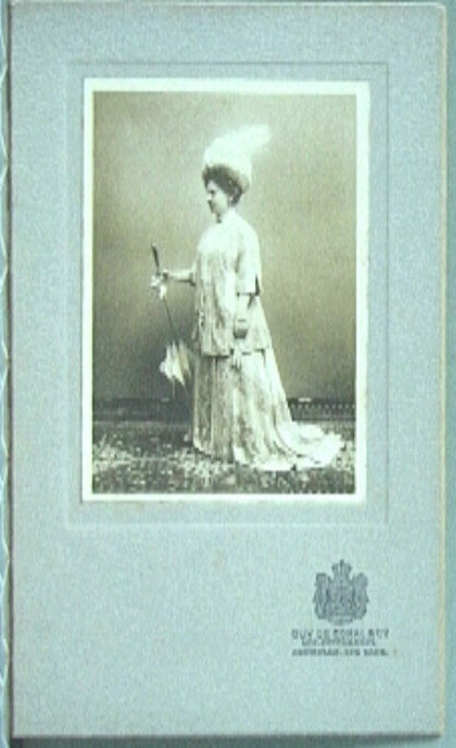 Koningin Wilhelmina staand met hoed.