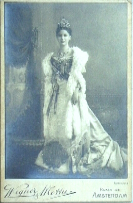 statieportret Wilhelmina reproductie.  achter glas in klemlijstje met draadstandaard.