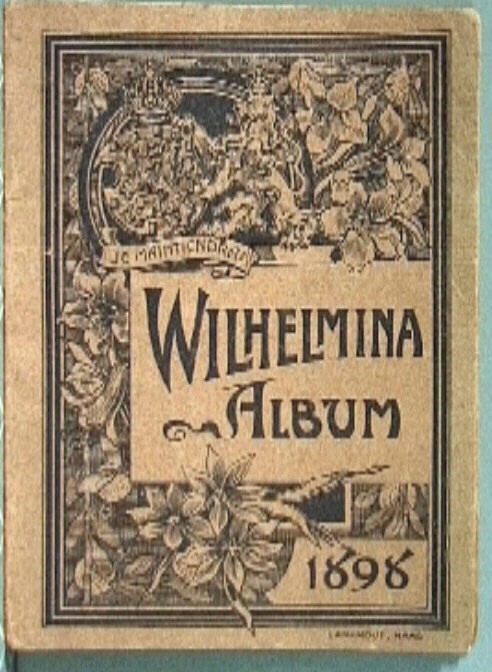 Oranje boekje met uitklapbare fotoportretjes van Wilhelmina van zeer jonge leeftijd tot de inhuldiging in 1898.