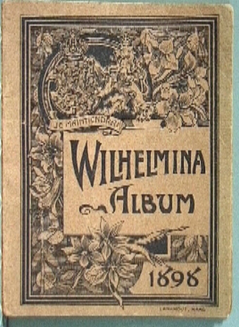 Oranje boekje met uitklapbare fotoportretjes van Wilhelmina van zeer jonge leeftijd tot de inhuldiging in 1898.