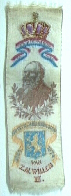 Lint, gebroken wit, met ingeweven motief van  o.a. busteprotret Willem III, kroon, wimpel, Nederlands wapen.