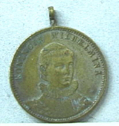 Penning  met busteportret van jonge koningin Wilhelmina, en randschrift.