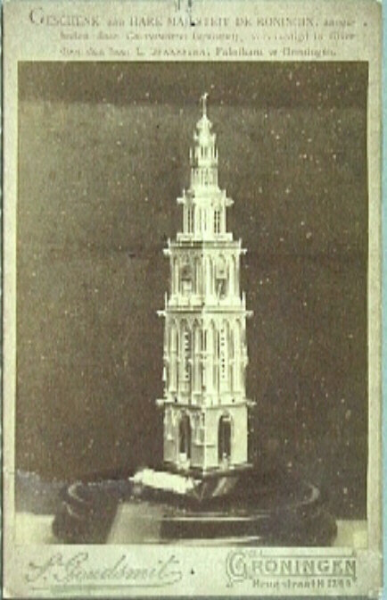 Foto-briefkkaart van het geschenk van de Groninger burgerij aan koningin Wilhelmina: een zilveren model van de Martinitoren.