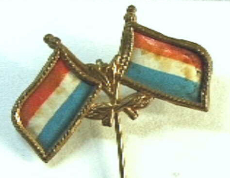 Speldje met twee geemailleerde rood-wit-blauwe vlaggen