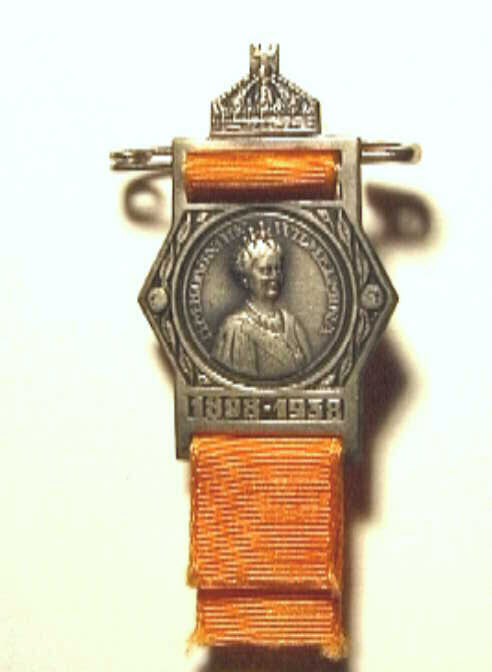 Corsage met oranjelintje en speld, met busteportret naar rechts, en aan bovenzijde een kroon. T.g.v. het 40-jarig regeringsjubileum.