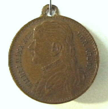 Penning met busteportret naar links van koningin Wilhelmina met hangend haar, verso koningin-regentes Emma.