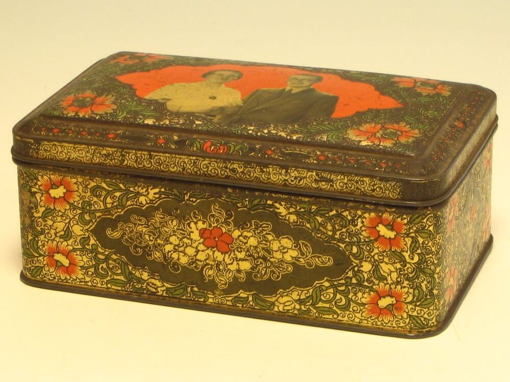 Rechthoekige blikken trommel met op het deksel een afbeelding van Juliana en Bernhard.