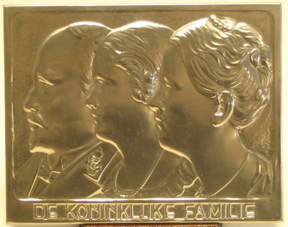Rechthoekige blank geschuurd blikken plaquette met daarop de koninklijke familie, Hendrik, Juliana en Wilhelmina.