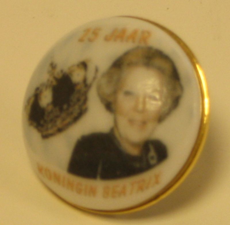 Ronde witte button met steker en klem.