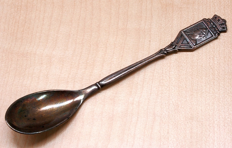 Lepel met bekroonde W t.g.v. het 40-jarig regeringsjubileum van koningin Wilhelmina.