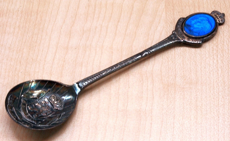 Lepel t.g.v. de tienjarige herdenking van de bevrijding. Met in blauwe ovaal aan de bovenzijde  de portretten van Wilhelmina en Juliana.