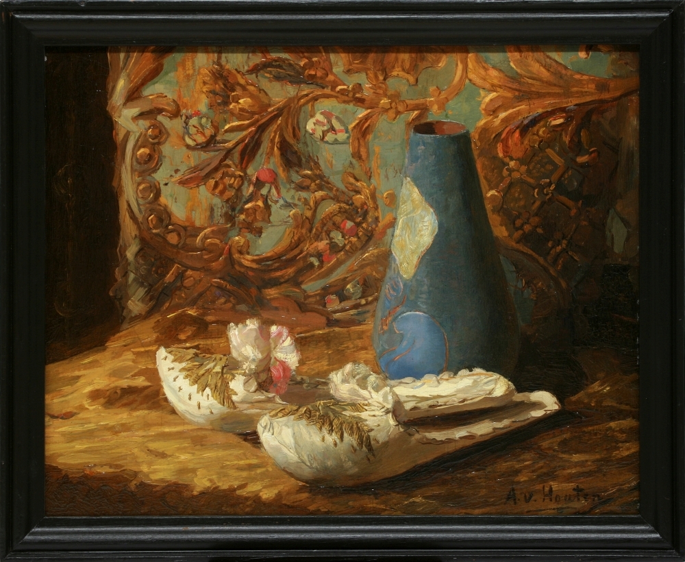 Stilleven met muiltjes en blauwe vaas.