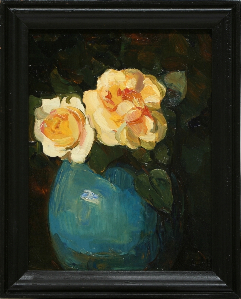 Gele rozen in blauwe pot.